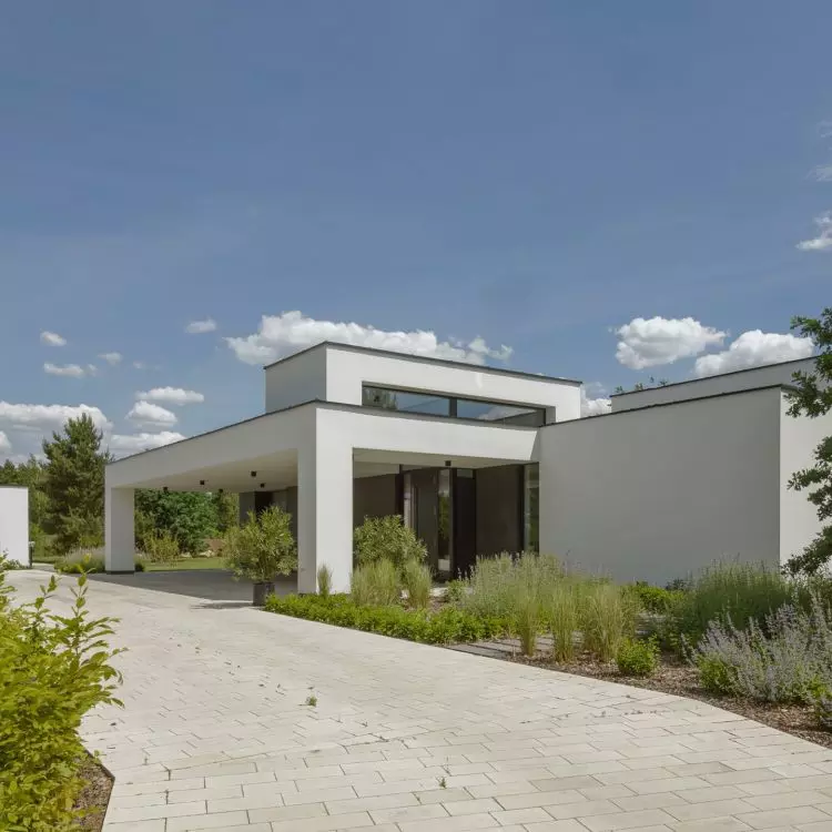 Access to house winds among greenery