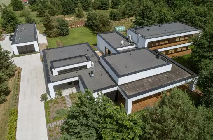 In addition to the main building, the plot includes, among other things, a greenhouse