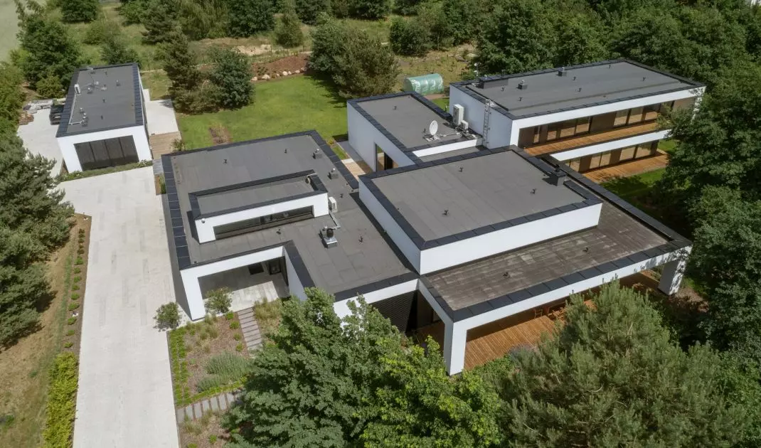 Oprócz głównego budynku, na działce znajduje się też m.in. szklarnia