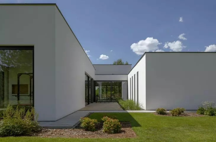 The niches stand out against the white facades thanks to the use of graphite plaster