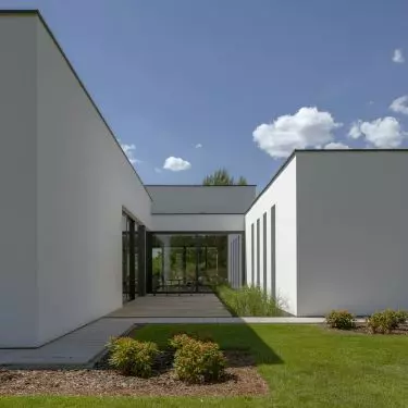 The niches stand out against the white facades thanks to the use of graphite plaster