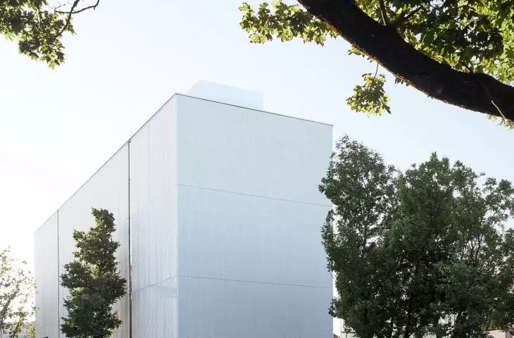 Muzeum Stasysa w Poniewieżu (lit. Panevėžys) — bryła muzeum wyróżnia się minimalistyczną estetyką fasady, wykonanej z betonu o dwóch typach faktury