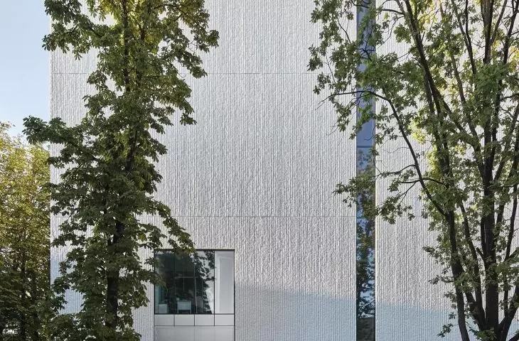 Muzeum Stasysa w Poniewieżu (lit. Panevėžys) — bryła muzeum wyróżnia się minimalistyczną estetyką fasady, wykonanej z betonu o dwóch typach faktury