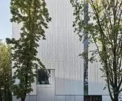 Muzeum Stasysa w Poniewieżu (lit. Panevėžys) — bryła muzeum wyróżnia się minimalistyczną estetyką fasady, wykonanej z betonu o dwóch typach faktury