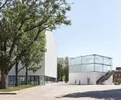 Muzeum Stasysa w Poniewieżu (lit. Panevėžys) — przestrzeń wokół muzeum zaplanowano jako miejsce spotkań miejskich