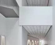 Muzeum Stasysa w Poniewieżu (lit. Panevėžys) — widok na dwupoziomowe wnętrze 