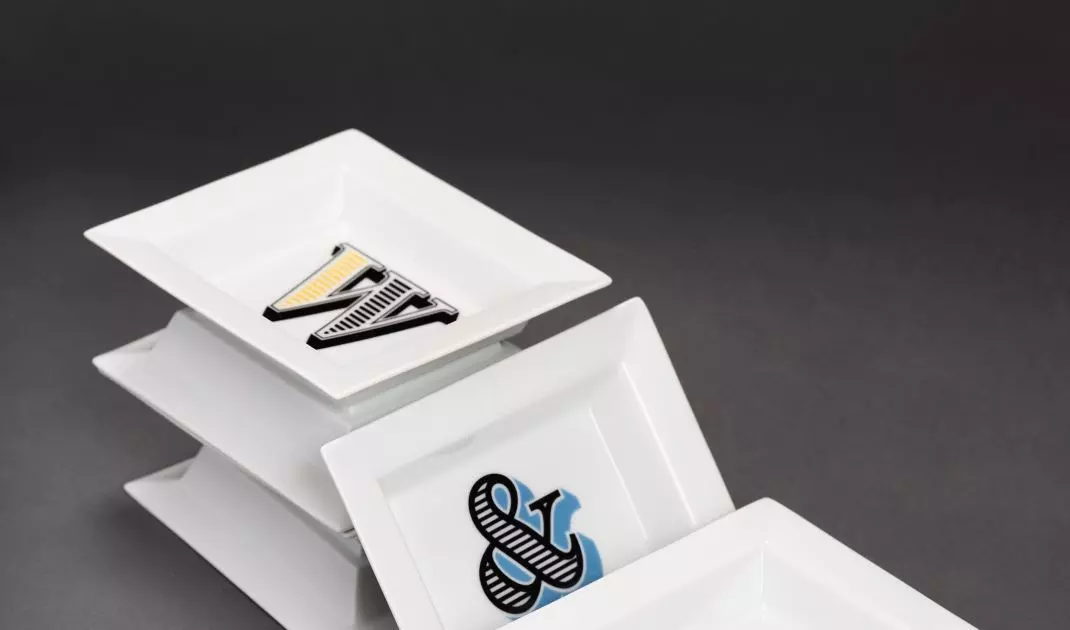 Z tyłu każdego produktu znajdują się insygnia skrzyżowanych mieczy, które są symbolem producenta porcelany