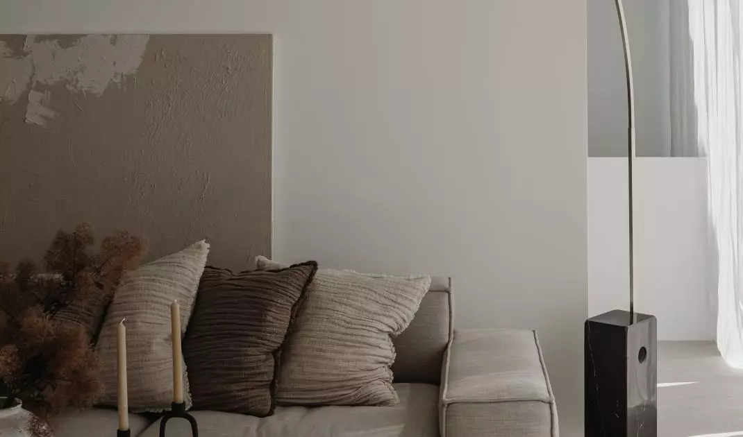 Łukowata lampa wykonana z metalu jest świetnym przykładem połączenia surowości z łagodnością 