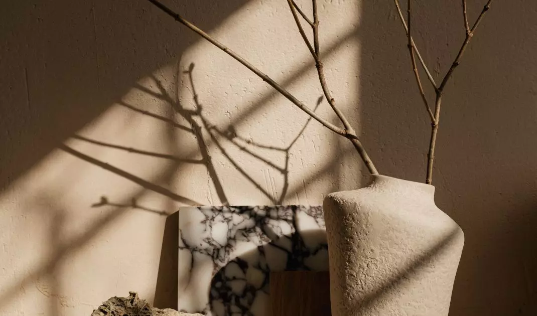 Rękodzieło będzie idealnym dodatkiem do wnętrza w stylu organic brutalism