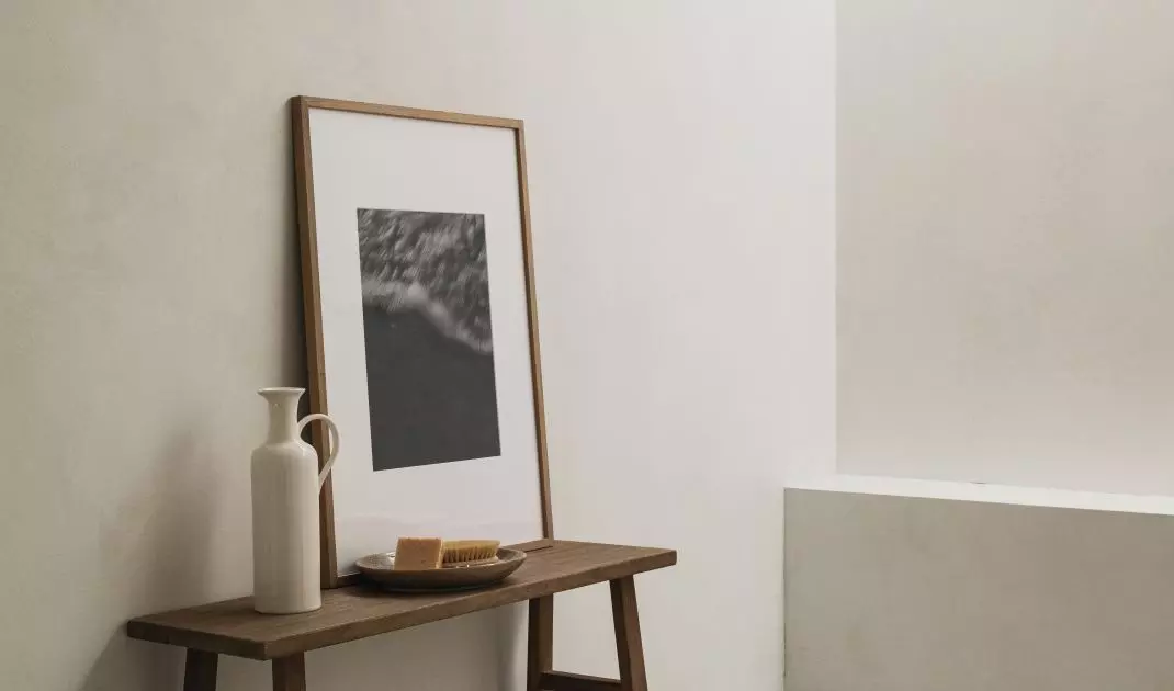 Ociepl minimalistyczną aranżację dodając drewniane elementy