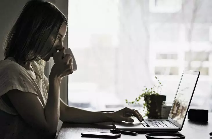 model pracy zdalnej po COVID-19 przyczynił się do przemyślenia tradycyjnych założeń produktywności, otwierając drogę do krótszego tygodnia pracy