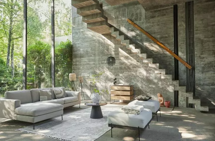 Complement the concrete base of the arrangement with cozy elements