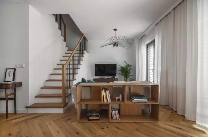 The arrangement of individual pieces of equipment (such as dressers) marks the boundary between zones