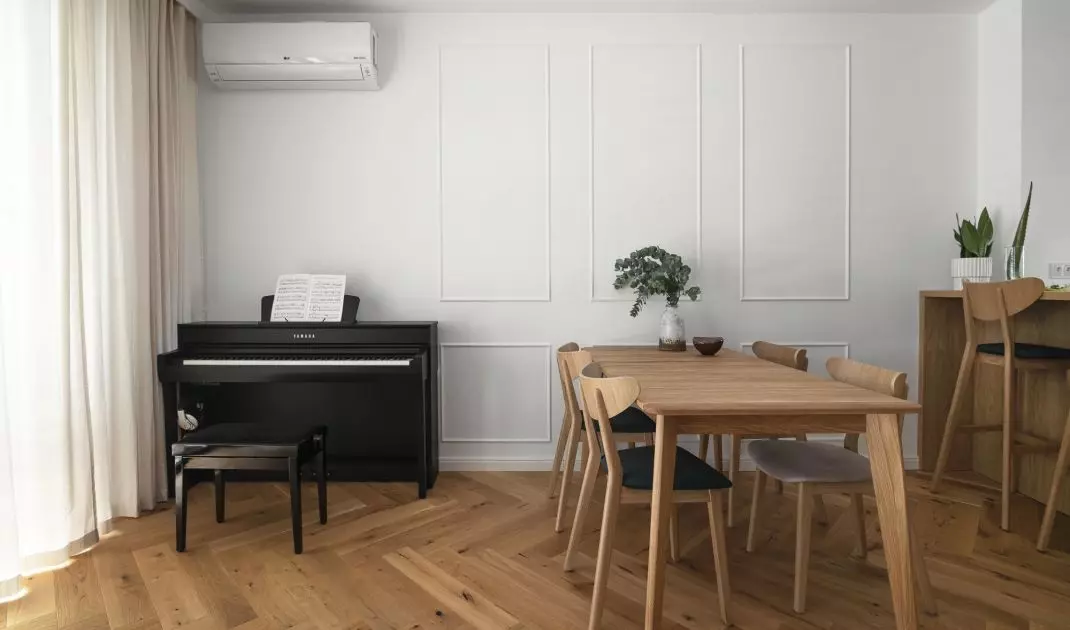 In the dining room there was room for a piano