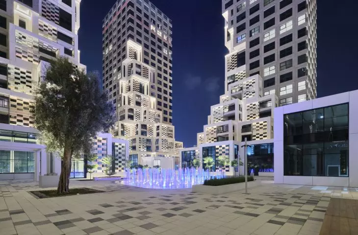 Osiedle mieszkaniowe Pixel na wyspie Reem w Abu Zabi — widok na plac centralny, wokół którego rozmieszczono siedem wieżowców