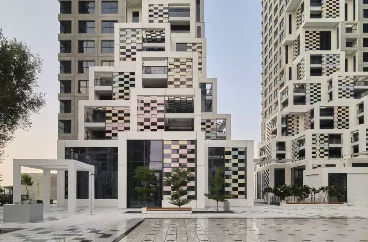 Osiedle mieszkaniowe Pixel na wyspie Reem w Abu Zabi — widok na plac centralny 