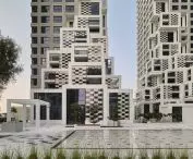 Osiedle mieszkaniowe Pixel na wyspie Reem w Abu Zabi — widok na plac centralny 