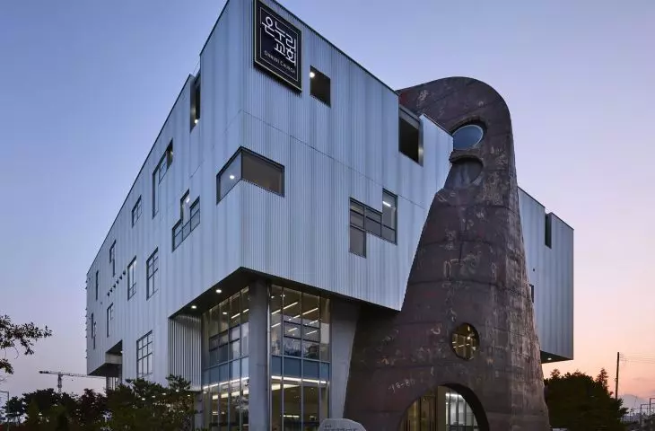  Church on Yeongjongdo Island - the vertically aligned bow dominates the composition of the building