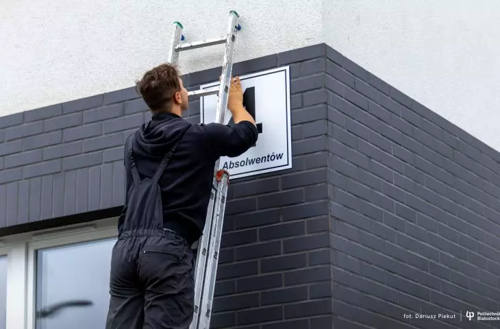 blok przy ulicy Absolwentów 4