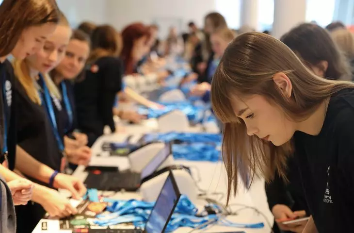 stationary 4,500 people participated in the event
