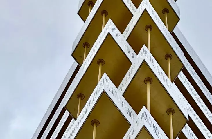 Budynek Emblem w Lille — przy jednym z narożników balkony wzajemnie przenikają, tworząc układ przypominający szachownice