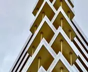 Budynek Emblem w Lille — przy jednym z narożników balkony wzajemnie przenikają, tworząc układ przypominający szachownice