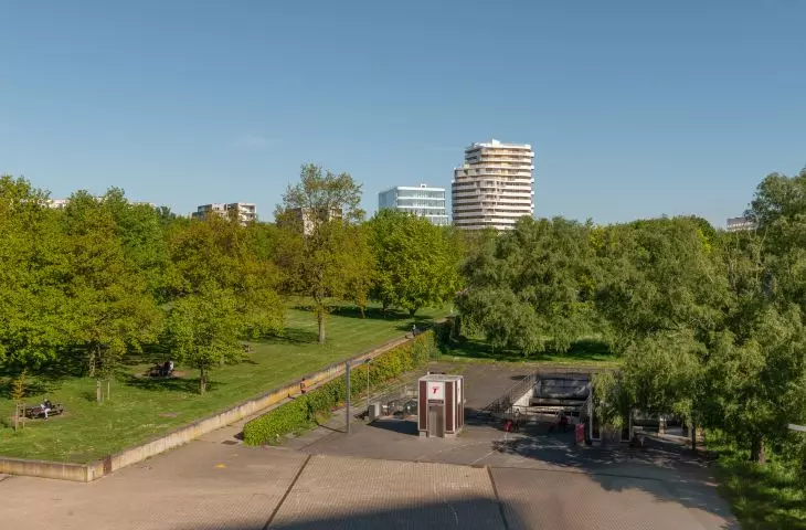 Budynek Emblem w Lille — ziemista paleta barw zastosowana w projekcie czerpie inspirację z naturalnego otoczenia parku