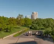 Budynek Emblem w Lille — ziemista paleta barw zastosowana w projekcie czerpie inspirację z naturalnego otoczenia parku