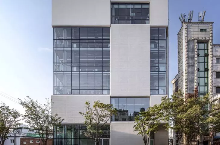 Budynek Urban Lining w dzielnicy Gangdong — widok na elewację 