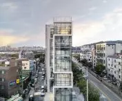 Budynek Urban Lining w dzielnicy Gangdong — widok na elewację boczną