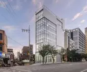 Budynek Urban Lining w dzielnicy Gangdong — elewacje, które łączą betonowe płyty z przeszkleniami, są dostosowane do orientacji względem światła i widoków
