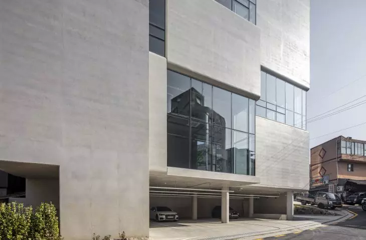 Urban Lining building in Gangdong district - view of parking lot 