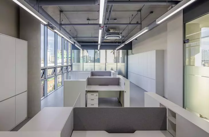 Budynek Urban Lining w dzielnicy Gangdong — widoczne instalacje na sufitach podkreślają przemysłowy charakter przestrzeni