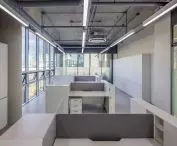 Budynek Urban Lining w dzielnicy Gangdong — widoczne instalacje na sufitach podkreślają przemysłowy charakter przestrzeni