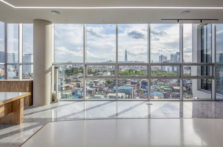 Budynek Urban Lining w dzielnicy Gangdong — widok wnętrza 