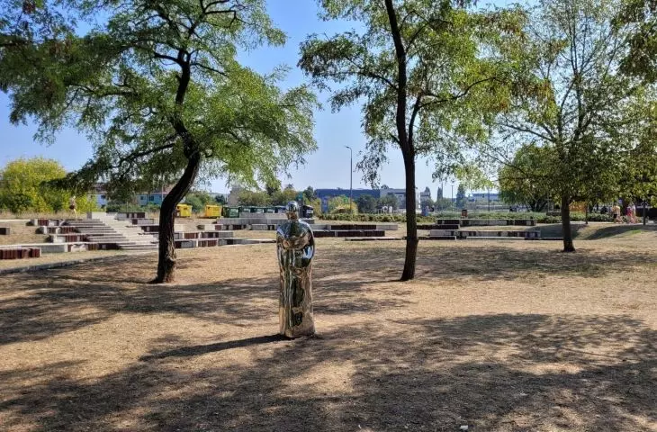 rzeźba/pomnik Wiedźmy, Poznań, park w Starym Korycie Warty, 09.2024