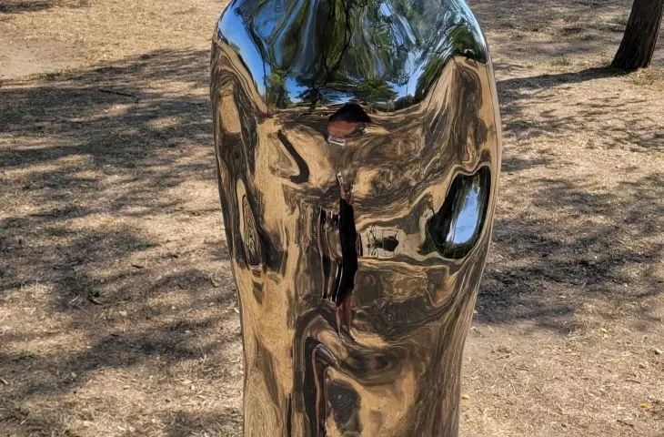 rzeźba/pomnik Wiedźmy, Poznań, park w Starym Korycie Warty, 09.2024