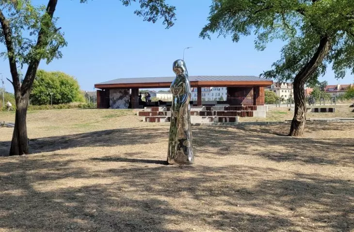 rzeźba/pomnik Wiedźmy, Poznań, park w Starym Korycie Warty, 09.2024