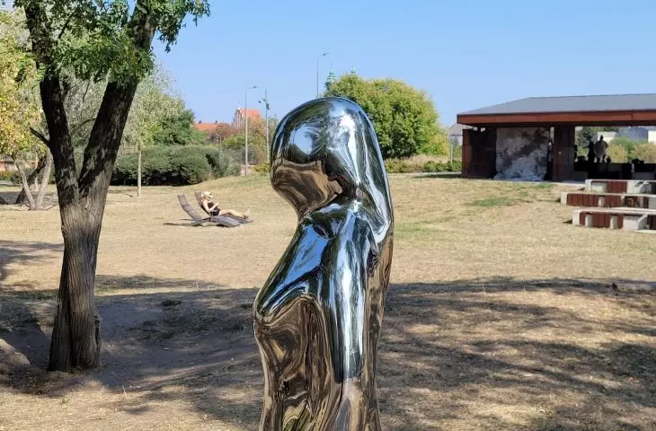 rzeźba/pomnik Wiedźmy, Poznań, park w Starym Korycie Warty, 09.2024