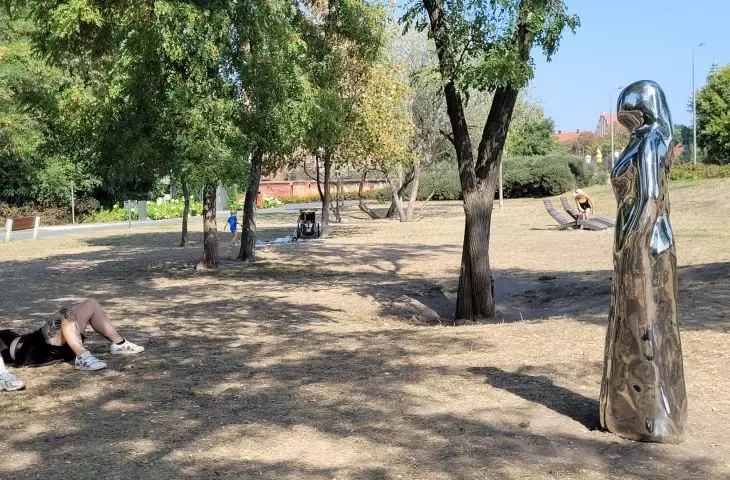 rzeźba/pomnik Wiedźmy, Poznań, park w Starym Korycie Warty
