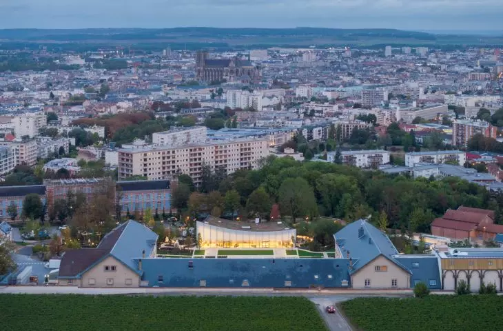 Pawilon Nicolasa Ruinarta w Reims, w Szampanii — widok z lotu ptaka na pawilon i Maison Ruinart, z katedrą w Reims w tle