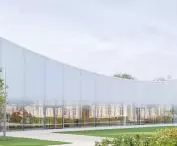 Pawilon Nicolasa Ruinarta w Reims, w Szampanii — widok na asymetryczny dach