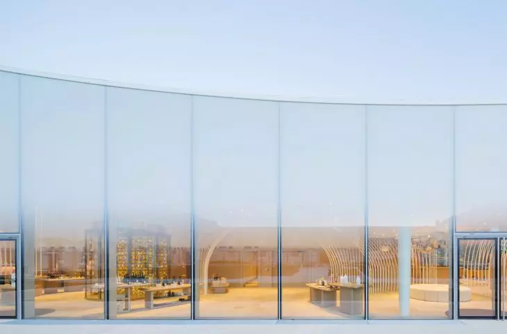 Nicolas Ruinart Pavilion in Reims, Champagne - view of the glazed facade with tonal gradient 