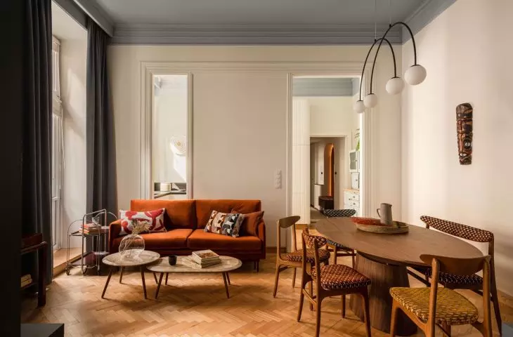 When arranging an interior in a townhouse, it is worth juxtaposing vintage elements and modern furnishings