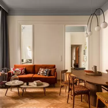 When arranging an interior in a townhouse, it is worth juxtaposing vintage elements and modern furnishings