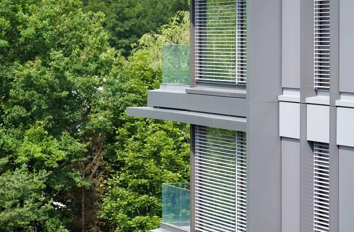 Exterior shields protect against overheating of rooms in summer and against heat loss in winter.