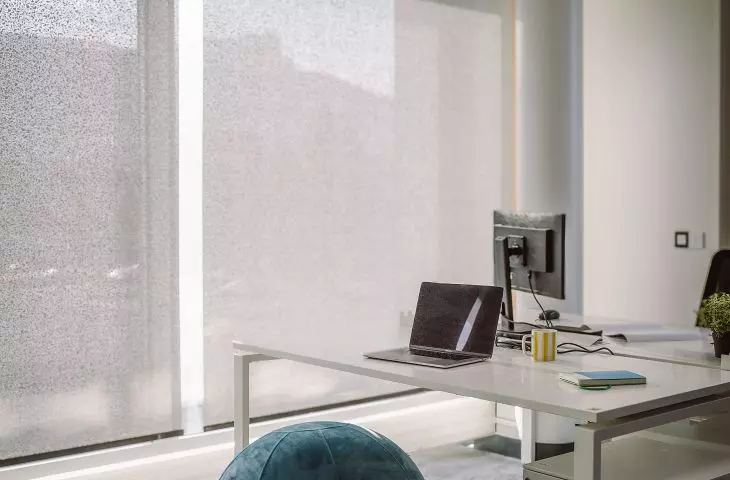 The office workstation should be arranged so that the incoming harsh light does not blind the employee and does not reflect on the computer screen, internal shields can help with this.