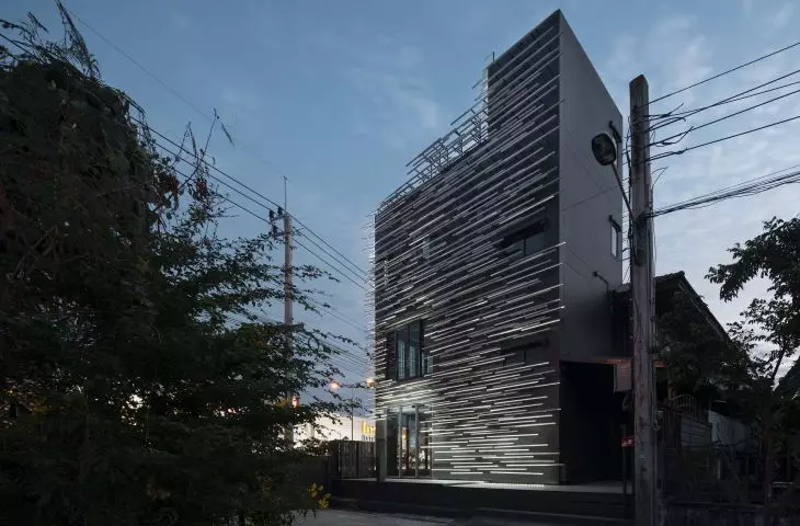 Tajlandzkie Muzeum Nowoczesnego Aluminium (MoMA) w Bangkoku — elewacja cechuje się nierówną głębokością 