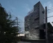 Tajlandzkie Muzeum Nowoczesnego Aluminium (MoMA) w Bangkoku — elewacja cechuje się nierówną głębokością 