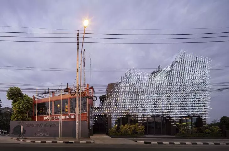 Tajlandzkie Muzeum Nowoczesnego Aluminium (MoMA) w Bangkoku — widok na budynek ze strony ulicy 